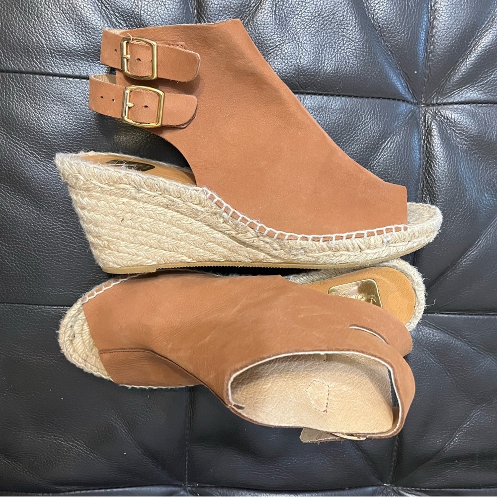 Platform espadrille open toe sandals. Soft leather, camel brown color.